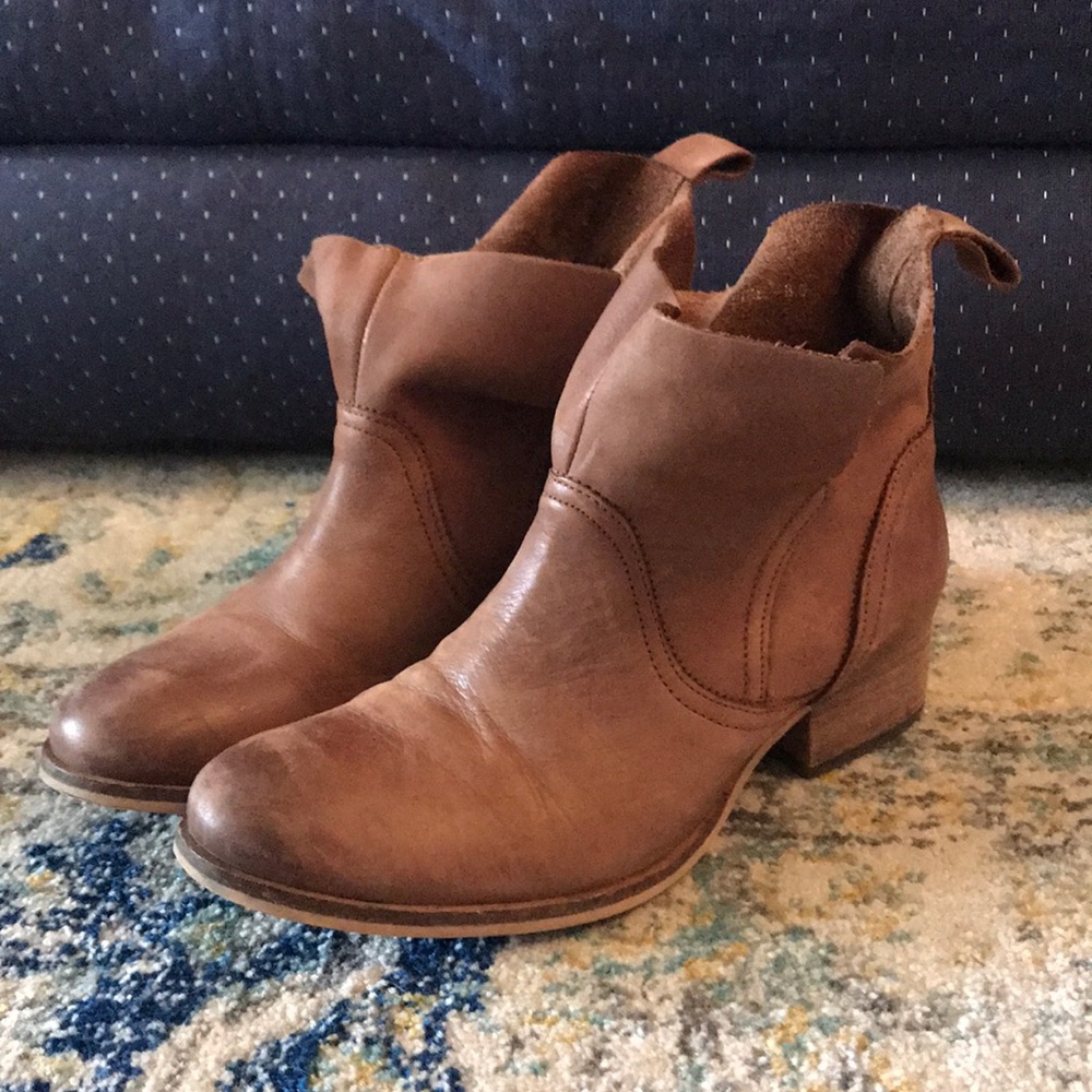 ❌SOLD ❌Distressed light brown floppy bootie